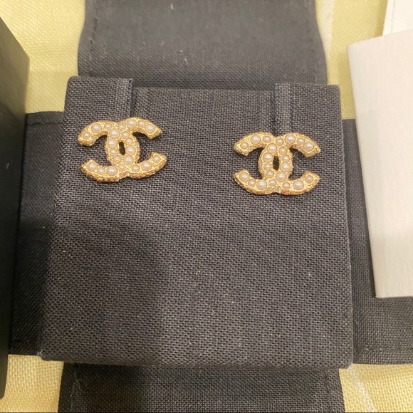 Chanel light gold cc stud earrings 💯authentic - Picture 2 of 4